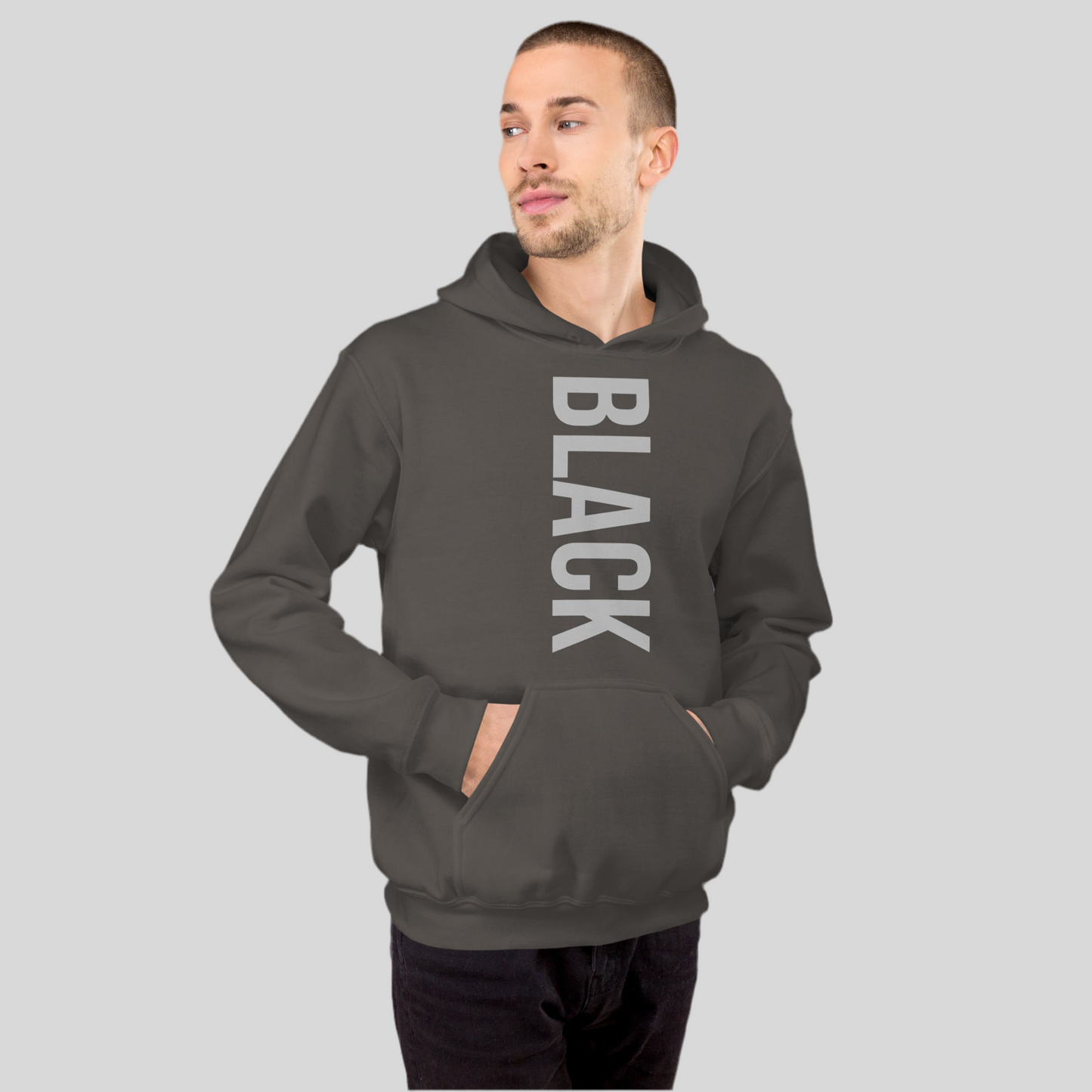 alt="Sudadera con capucha unisex BLACK – Estilo urbano y casual | Zhomax"
alt="Detalle del bolsillo canguro en la sudadera BLACK | Zhomax"
alt="Sudadera BLACK en vista posterior – Diseño minimalista y moderno"
alt="Modelo usando la sudadera BLACK unisex – Outfit casual y streetwear"