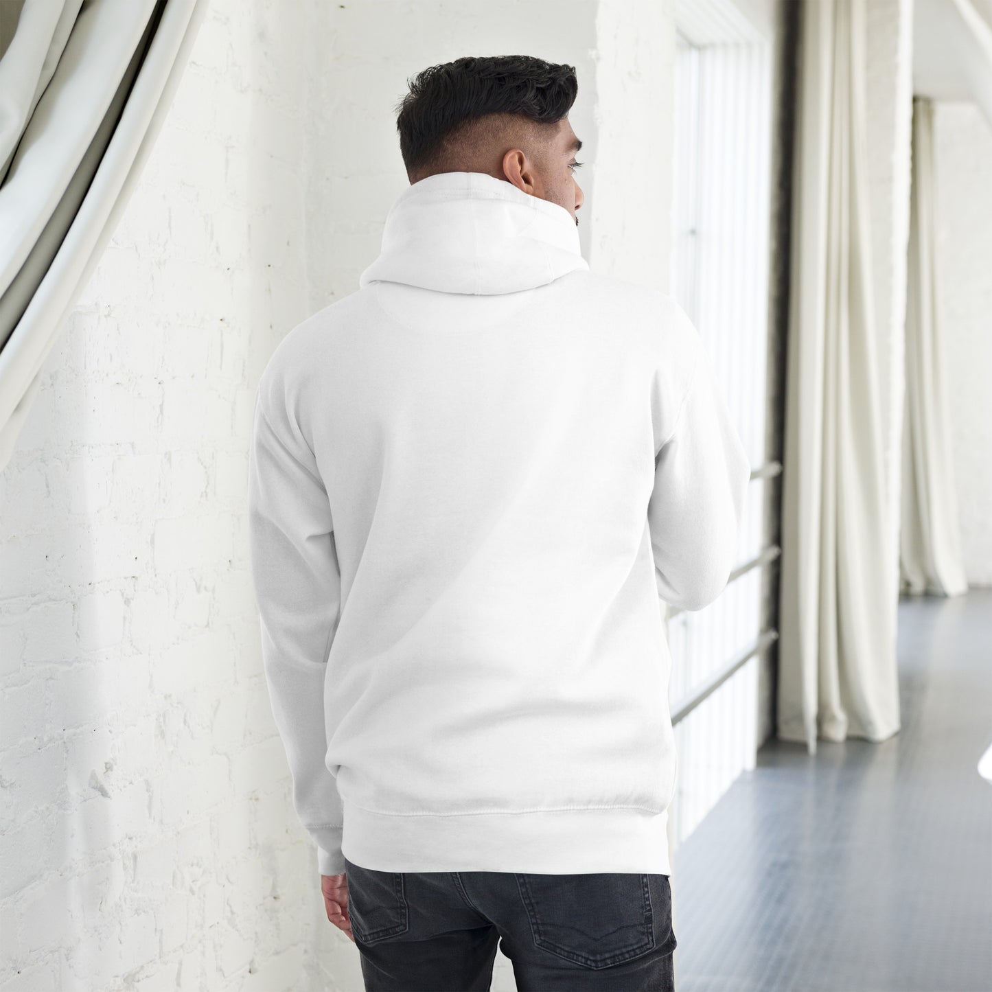 alt="Hoodie G.O.A.T – Sudadera negra unisex con capucha y bolsillo canguro | Zhomax"
alt="Detalle del estampado G.O.A.T en la sudadera negra de algodón premium"
alt="Sudadera inspirada en leyendas del fútbol – Estilo streetwear deportivo"
alt="Hoodie negra con capucha ajustable y diseño exclusivo para fans del fútbol"