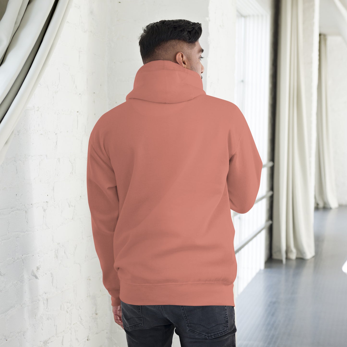 alt="Hoodie G.O.A.T – Sudadera negra unisex con capucha y bolsillo canguro | Zhomax"
alt="Detalle del estampado G.O.A.T en la sudadera negra de algodón premium"
alt="Sudadera inspirada en leyendas del fútbol – Estilo streetwear deportivo"
alt="Hoodie negra con capucha ajustable y diseño exclusivo para fans del fútbol"