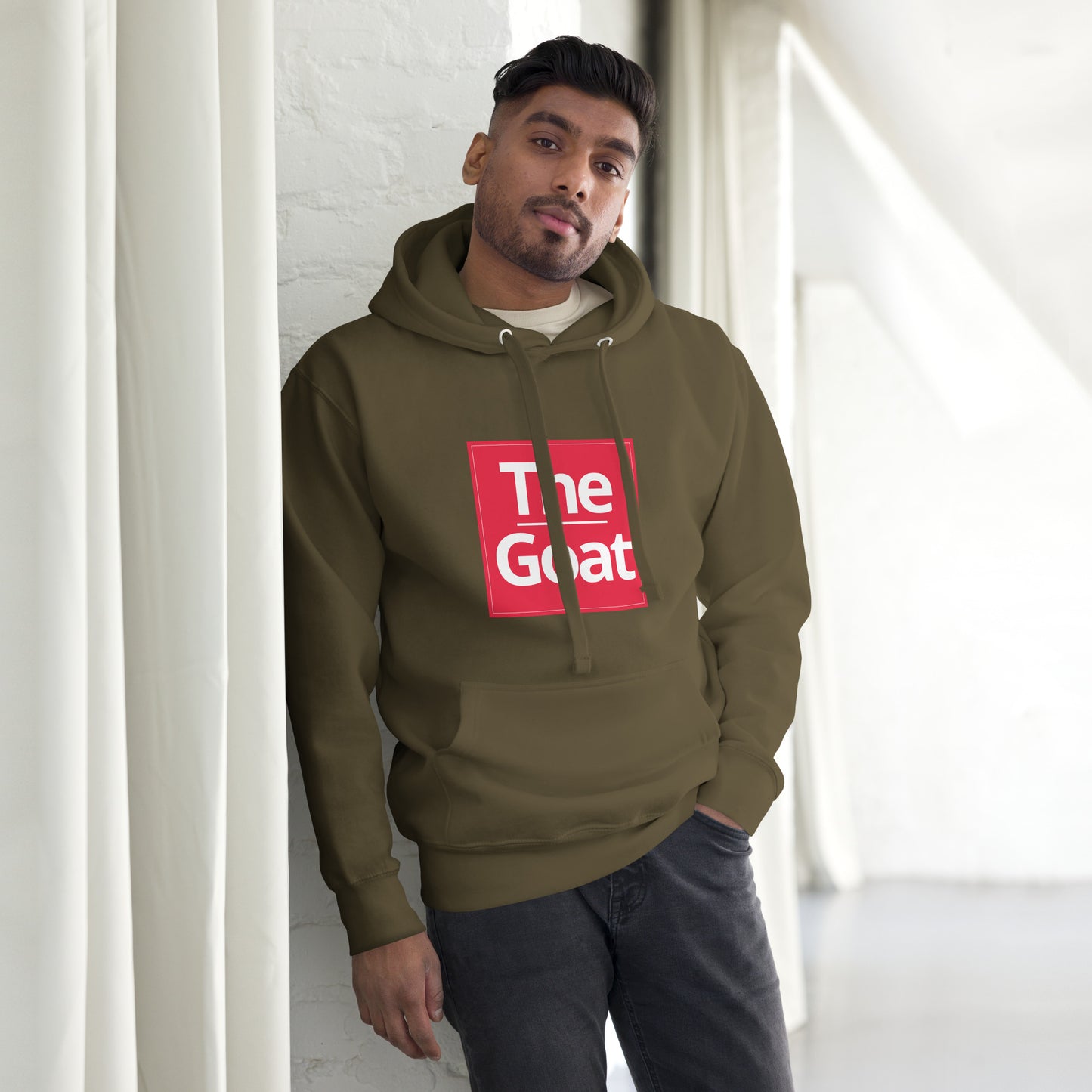 alt="Hoodie G.O.A.T – Sudadera negra unisex con capucha y bolsillo canguro | Zhomax"
alt="Detalle del estampado G.O.A.T en la sudadera negra de algodón premium"
alt="Sudadera inspirada en leyendas del fútbol – Estilo streetwear deportivo"
alt="Hoodie negra con capucha ajustable y diseño exclusivo para fans del fútbol"