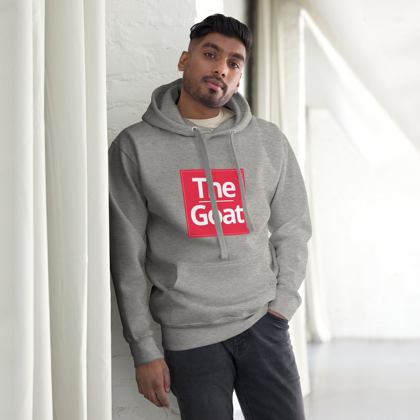 alt="Hoodie G.O.A.T – Sudadera negra unisex con capucha y bolsillo canguro | Zhomax"
alt="Detalle del estampado G.O.A.T en la sudadera negra de algodón premium"
alt="Sudadera inspirada en leyendas del fútbol – Estilo streetwear deportivo"
alt="Hoodie negra con capucha ajustable y diseño exclusivo para fans del fútbol"