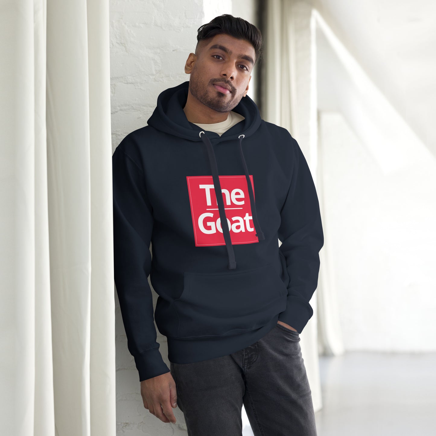 alt="Hoodie G.O.A.T – Sudadera negra unisex con capucha y bolsillo canguro | Zhomax"
alt="Detalle del estampado G.O.A.T en la sudadera negra de algodón premium"
alt="Sudadera inspirada en leyendas del fútbol – Estilo streetwear deportivo"
alt="Hoodie negra con capucha ajustable y diseño exclusivo para fans del fútbol"