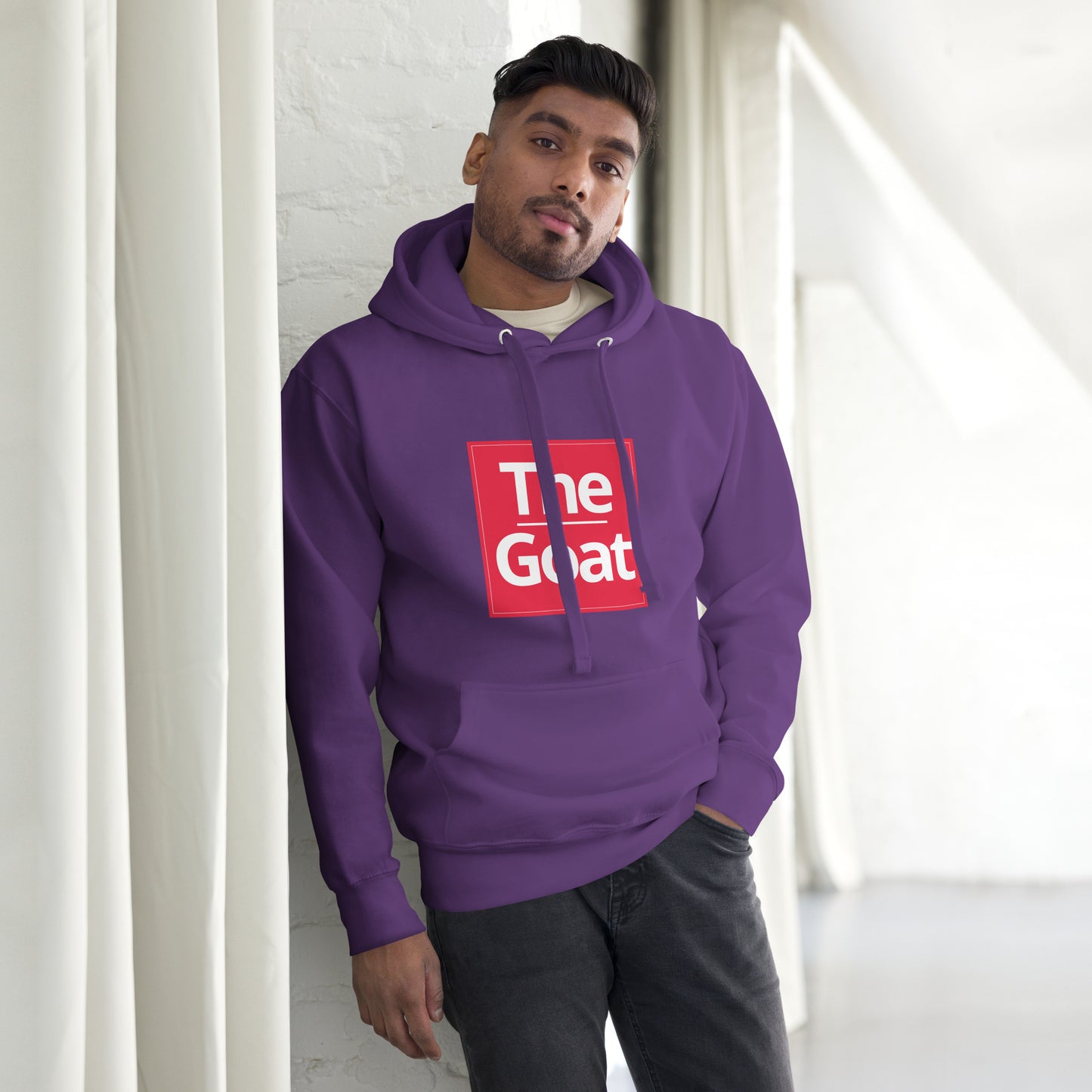 alt="Hoodie G.O.A.T – Sudadera negra unisex con capucha y bolsillo canguro | Zhomax"
alt="Detalle del estampado G.O.A.T en la sudadera negra de algodón premium"
alt="Sudadera inspirada en leyendas del fútbol – Estilo streetwear deportivo"
alt="Hoodie negra con capucha ajustable y diseño exclusivo para fans del fútbol"