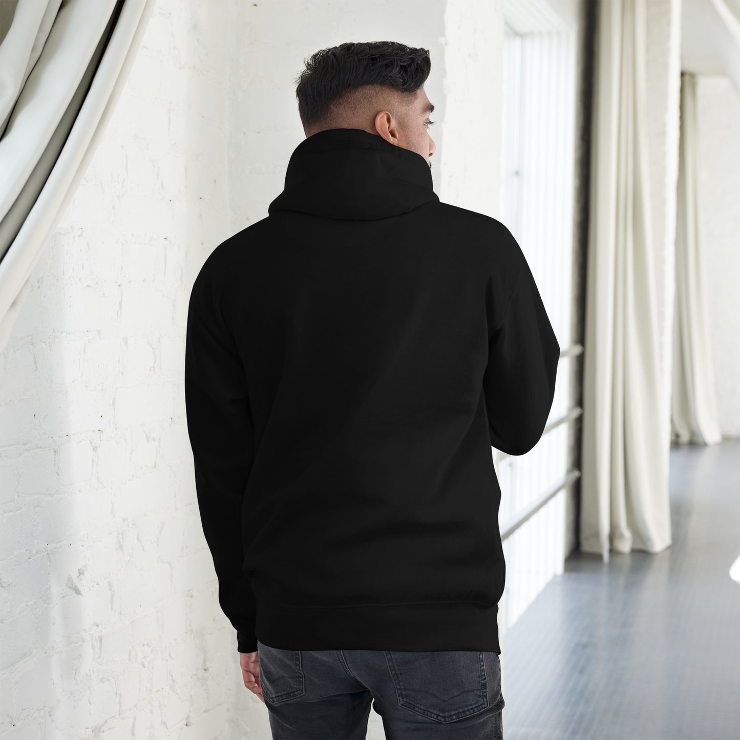 alt="Hoodie G.O.A.T – Sudadera negra unisex con capucha y bolsillo canguro | Zhomax"
alt="Detalle del estampado G.O.A.T en la sudadera negra de algodón premium"
alt="Sudadera inspirada en leyendas del fútbol – Estilo streetwear deportivo"
alt="Hoodie negra con capucha ajustable y diseño exclusivo para fans del fútbol"
