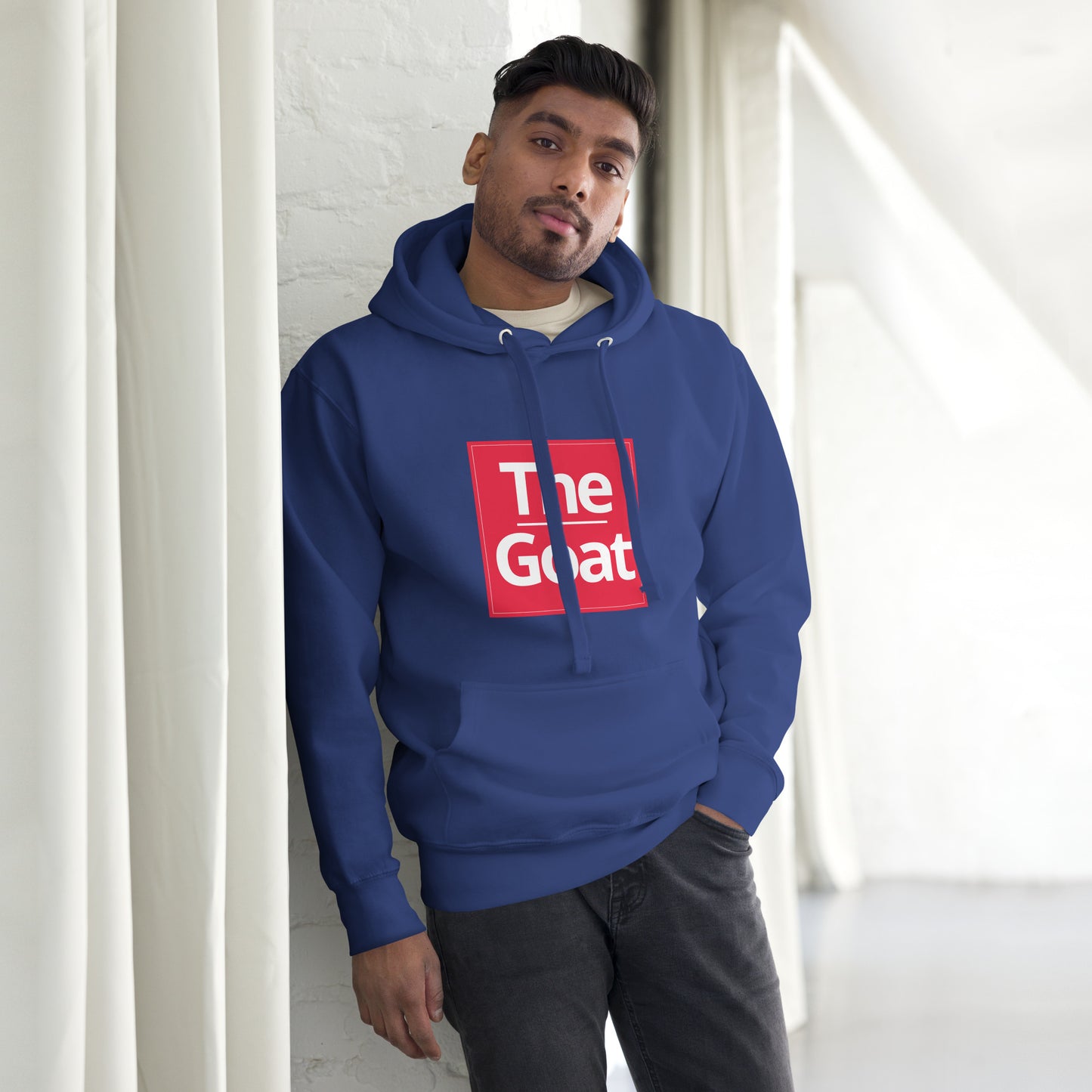 alt="Hoodie G.O.A.T – Sudadera negra unisex con capucha y bolsillo canguro | Zhomax"
alt="Detalle del estampado G.O.A.T en la sudadera negra de algodón premium"
alt="Sudadera inspirada en leyendas del fútbol – Estilo streetwear deportivo"
alt="Hoodie negra con capucha ajustable y diseño exclusivo para fans del fútbol"