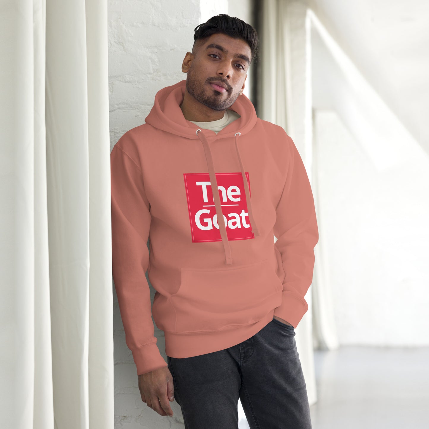 alt="Hoodie G.O.A.T – Sudadera negra unisex con capucha y bolsillo canguro | Zhomax"
alt="Detalle del estampado G.O.A.T en la sudadera negra de algodón premium"
alt="Sudadera inspirada en leyendas del fútbol – Estilo streetwear deportivo"
alt="Hoodie negra con capucha ajustable y diseño exclusivo para fans del fútbol"