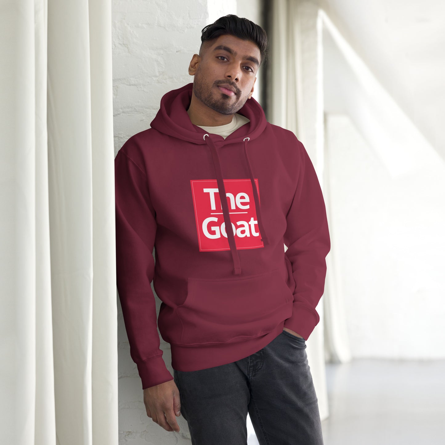 alt="Hoodie G.O.A.T – Sudadera negra unisex con capucha y bolsillo canguro | Zhomax"
alt="Detalle del estampado G.O.A.T en la sudadera negra de algodón premium"
alt="Sudadera inspirada en leyendas del fútbol – Estilo streetwear deportivo"
alt="Hoodie negra con capucha ajustable y diseño exclusivo para fans del fútbol"
