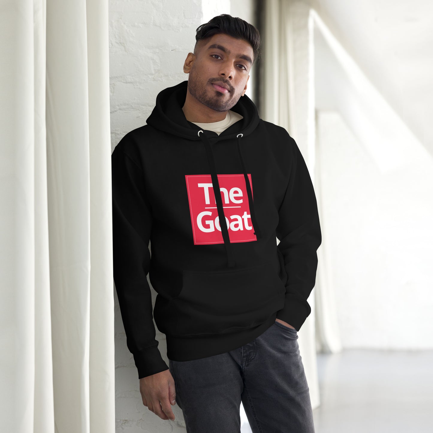 alt="Hoodie G.O.A.T – Sudadera negra unisex con capucha y bolsillo canguro | Zhomax"
alt="Detalle del estampado G.O.A.T en la sudadera negra de algodón premium"
alt="Sudadera inspirada en leyendas del fútbol – Estilo streetwear deportivo"
alt="Hoodie negra con capucha ajustable y diseño exclusivo para fans del fútbol"