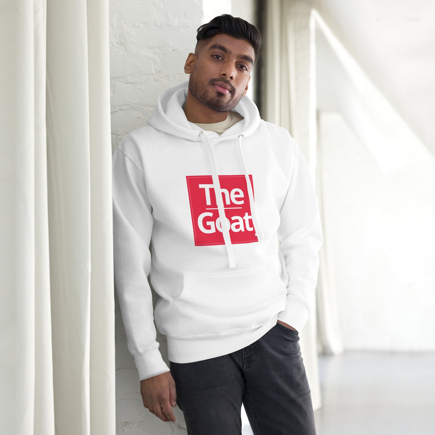 alt="Hoodie G.O.A.T – Sudadera negra unisex con capucha y bolsillo canguro | Zhomax"
alt="Detalle del estampado G.O.A.T en la sudadera negra de algodón premium"
alt="Sudadera inspirada en leyendas del fútbol – Estilo streetwear deportivo"
alt="Hoodie negra con capucha ajustable y diseño exclusivo para fans del fútbol"