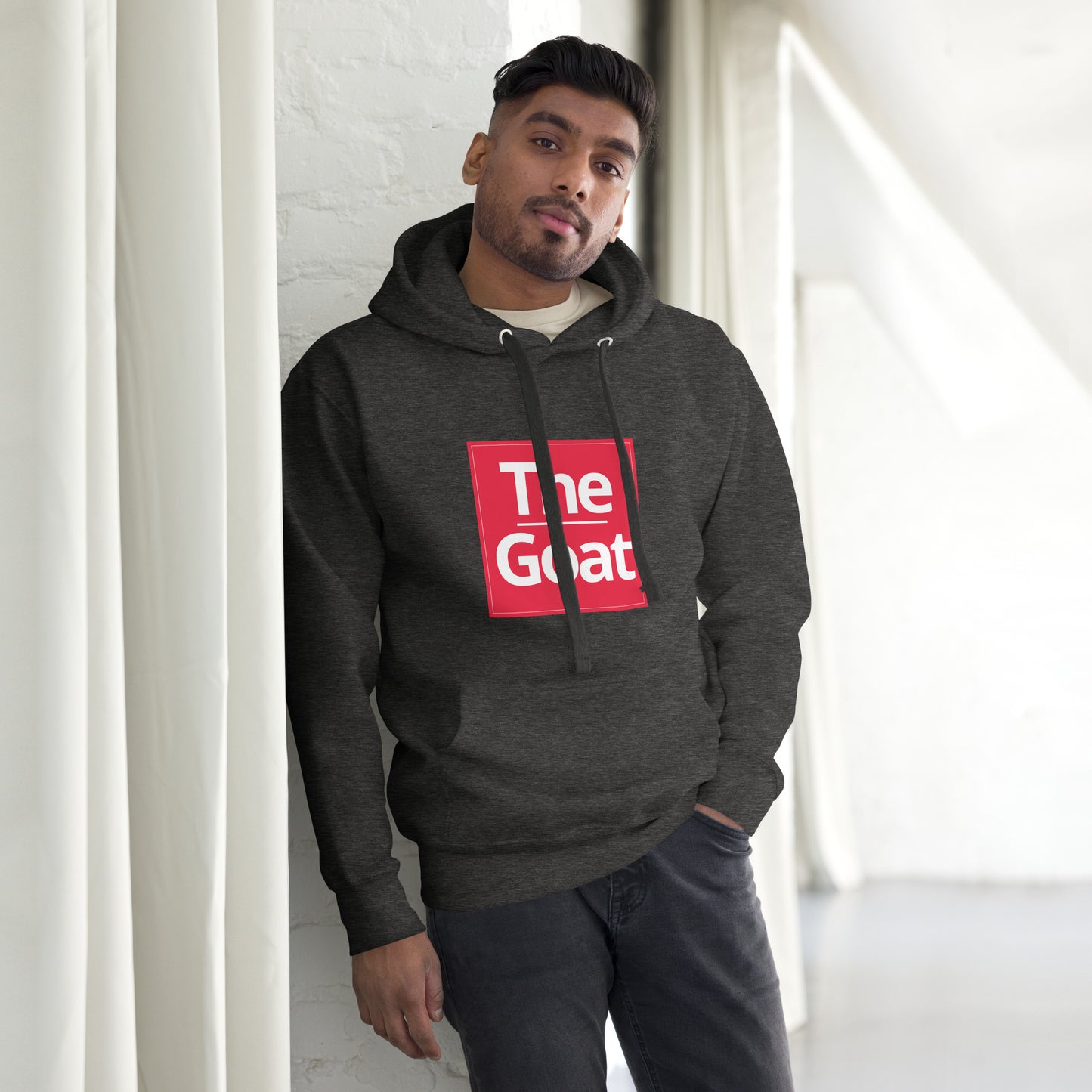 alt="Hoodie G.O.A.T – Sudadera negra unisex con capucha y bolsillo canguro | Zhomax"
alt="Detalle del estampado G.O.A.T en la sudadera negra de algodón premium"
alt="Sudadera inspirada en leyendas del fútbol – Estilo streetwear deportivo"
alt="Hoodie negra con capucha ajustable y diseño exclusivo para fans del fútbol"