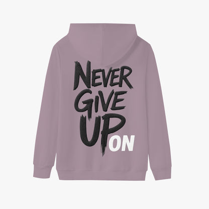Sudadera oversize que rompe moldes. Diseño audaz con corte generoso que prioriza tu libertad sin sacrificar estilo. Tela resistente y versátil para cualquier momento. Unisex, sin etiquetas. Never Give es más que una prenda: es una declaración de independencia que llevas cada día. www.zhomax.com