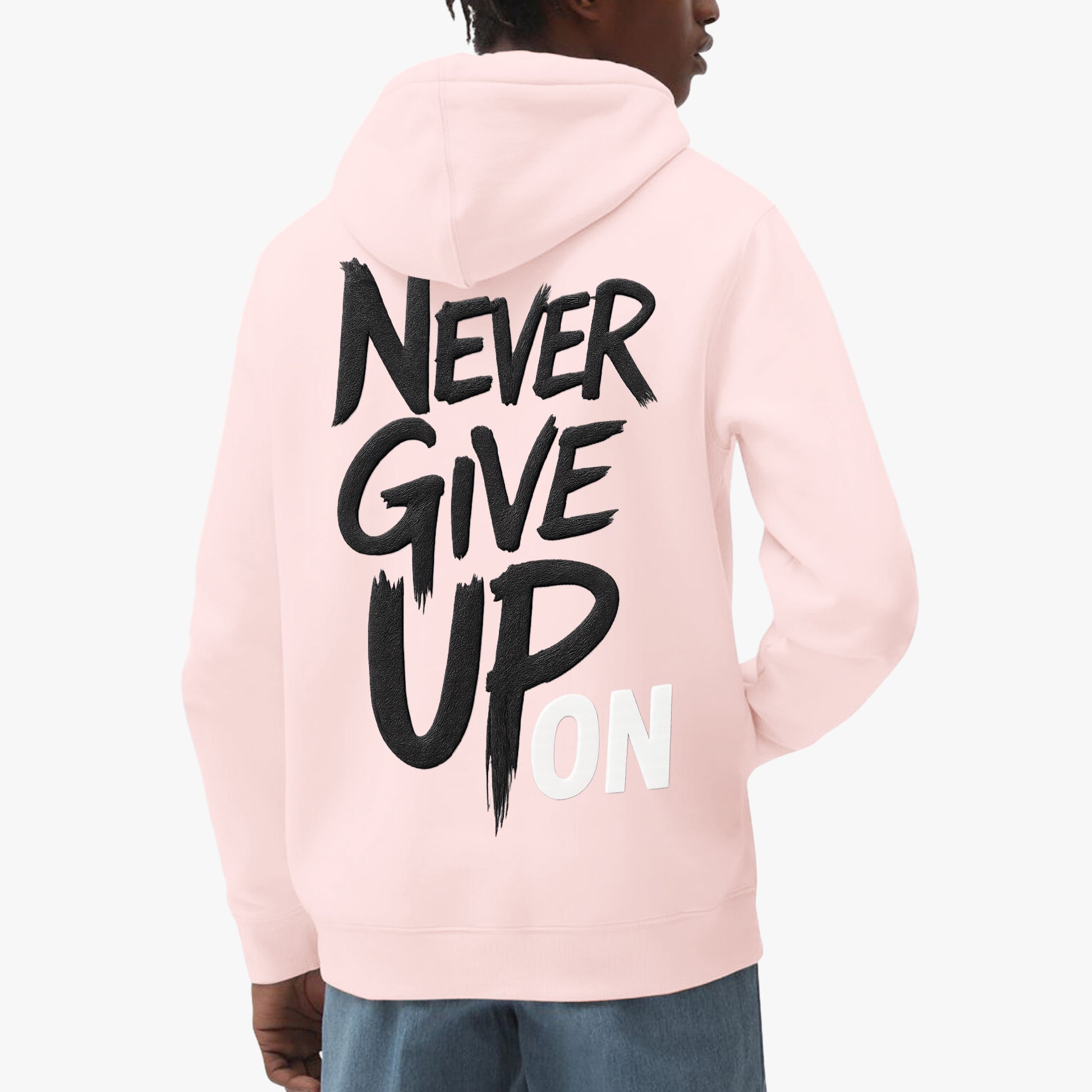 Sudadera oversize que rompe moldes. Diseño audaz con corte generoso que prioriza tu libertad sin sacrificar estilo. Tela resistente y versátil para cualquier momento. Unisex, sin etiquetas. Never Give es más que una prenda: es una declaración de independencia que llevas cada día. www.zhomax.com