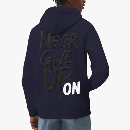 Sudadera oversize que rompe moldes. Diseño audaz con corte generoso que prioriza tu libertad sin sacrificar estilo. Tela resistente y versátil para cualquier momento. Unisex, sin etiquetas. Never Give es más que una prenda: es una declaración de independencia que llevas cada día. www.zhomax.com