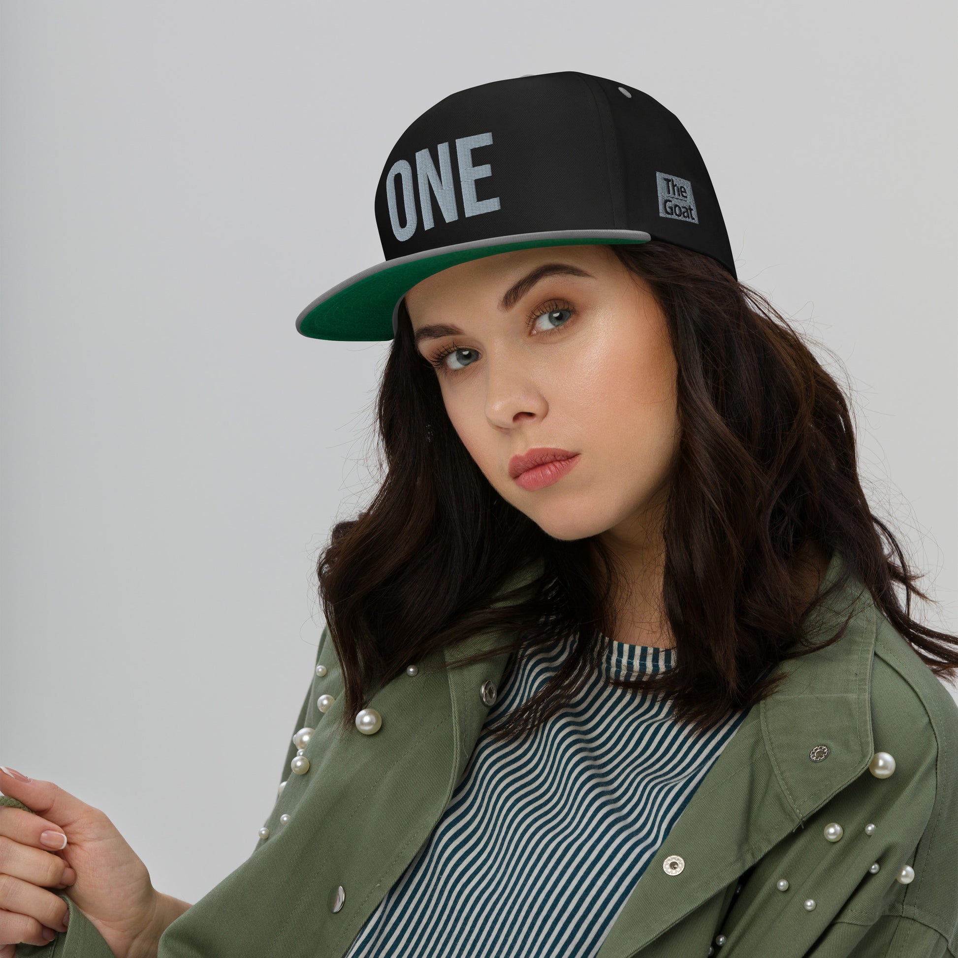 Gorra snapback negra bordada ONE vista frontal – Diseño exclusivo Zhomax