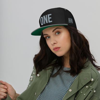 Gorra snapback negra bordada ONE vista frontal – Diseño exclusivo Zhomax