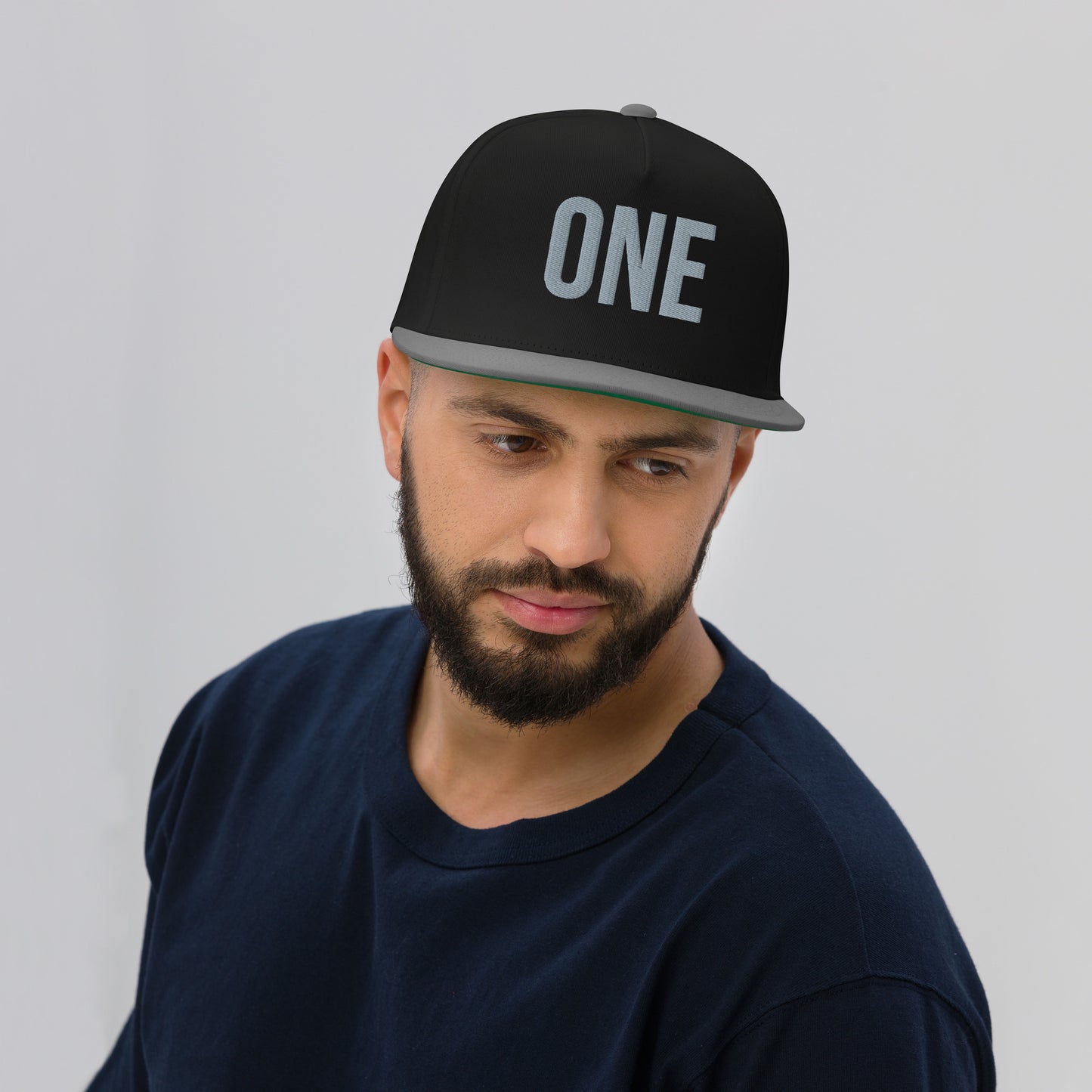 Gorra snapback negra con bordado ONE frontal – Zhomax