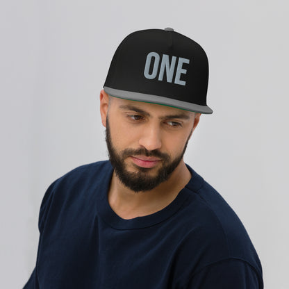 Gorra snapback negra con bordado ONE frontal – Zhomax