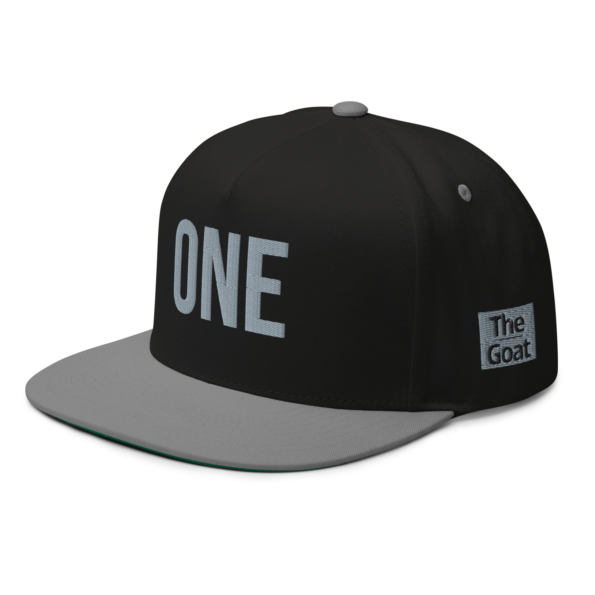 	Detalle bordado The Goat lateral gorra snapback – Zhomax