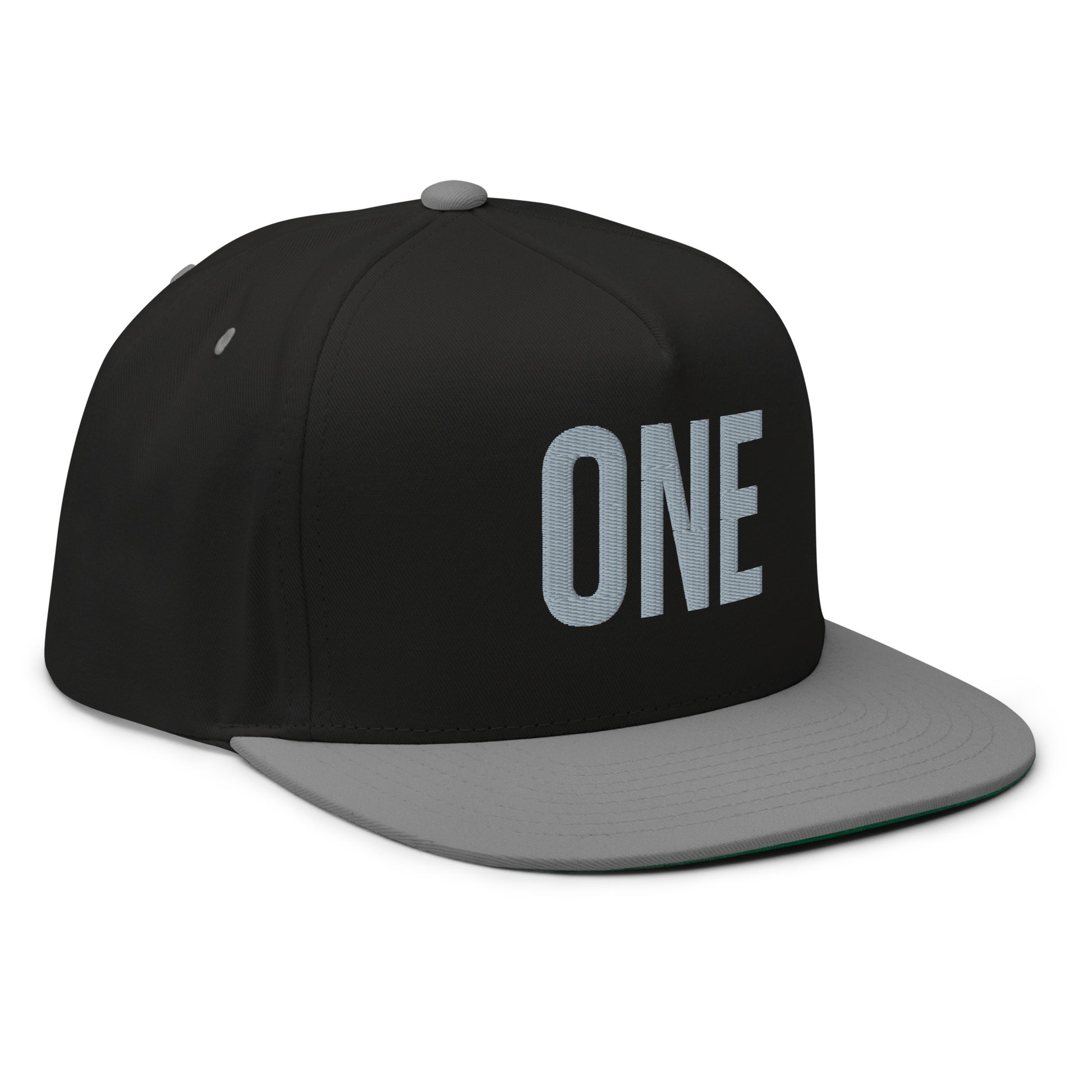 Gorra snapback bordada ONE vista frontal derecha – Streetwear España