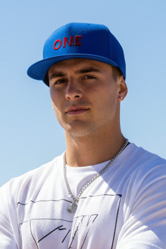 Gorra azul de estilo mlb imagen frontal amplia 