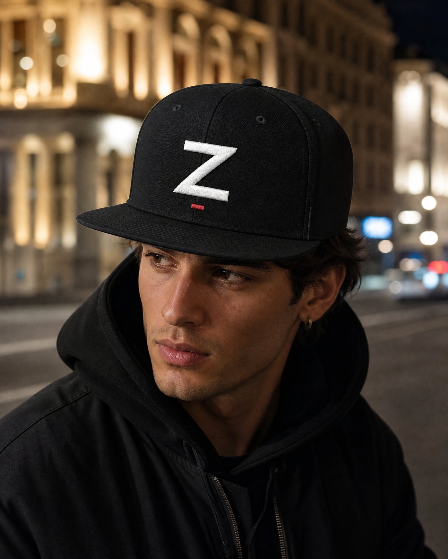 Gorra ZHOMAX Night Shift negra con bordado de contraste, llevada por modelo en ciudad