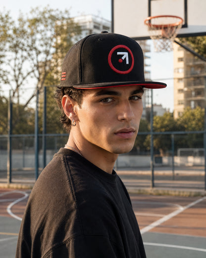 Gorra ZHOMAX Signal Red negra con bordado rojo y blanco, llevada por modelo streetwear